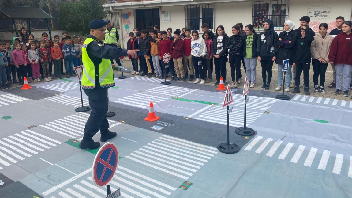 Jandarma Trafik Tarafından Okulumuz Öğrencilerine Trafik Eğitimi Verildi.